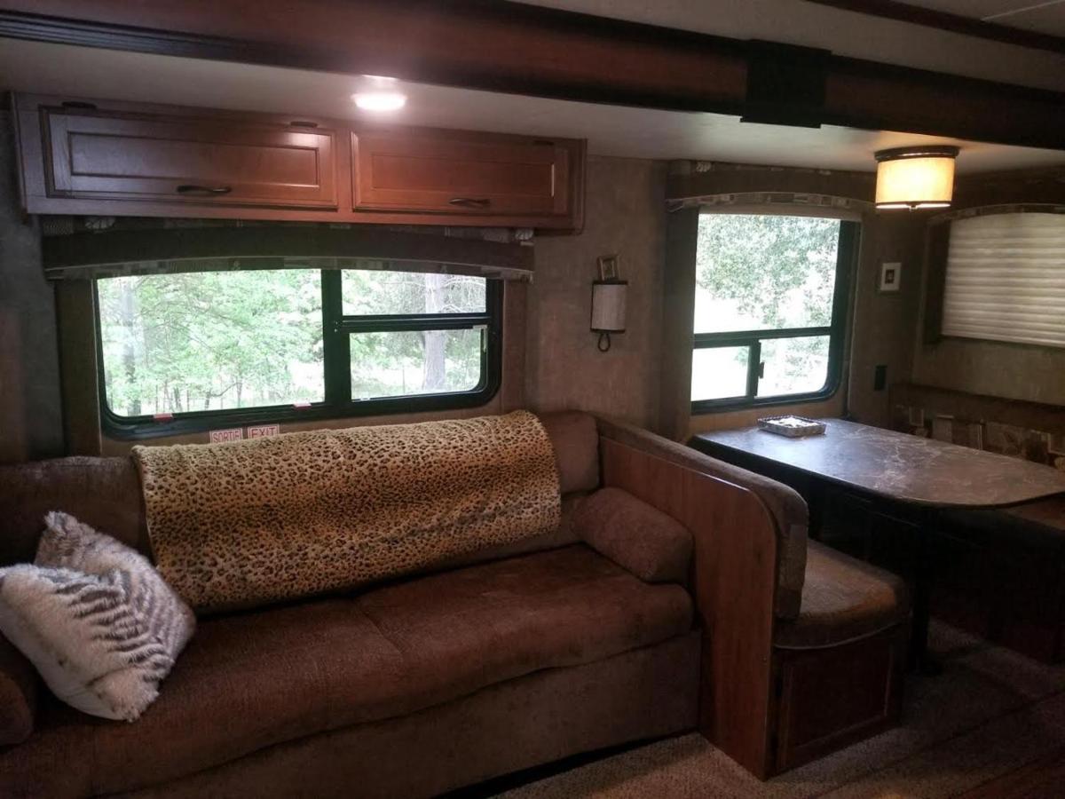 The Red Rooster Lodge Coulterville Room photo