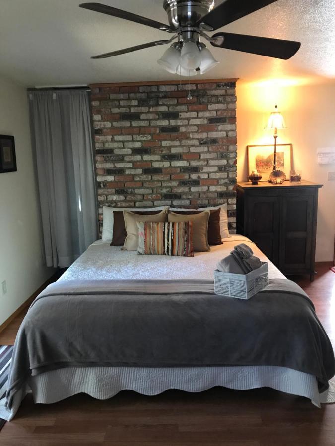 The Red Rooster Lodge Coulterville Room photo