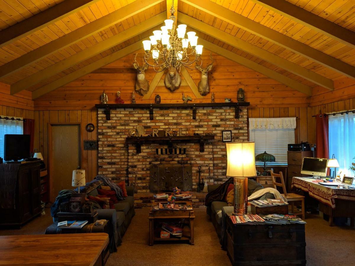 The Red Rooster Lodge Coulterville Exterior photo